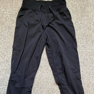 black size 4 lululemon dance studio crop
